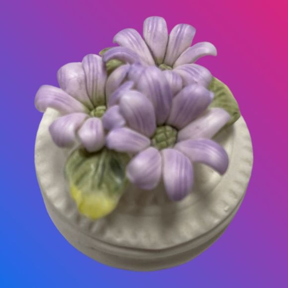 🎁 4 Victorian Trading Company Small Porcelain Trinket Box Applied Flowers - Picture 5 of 10